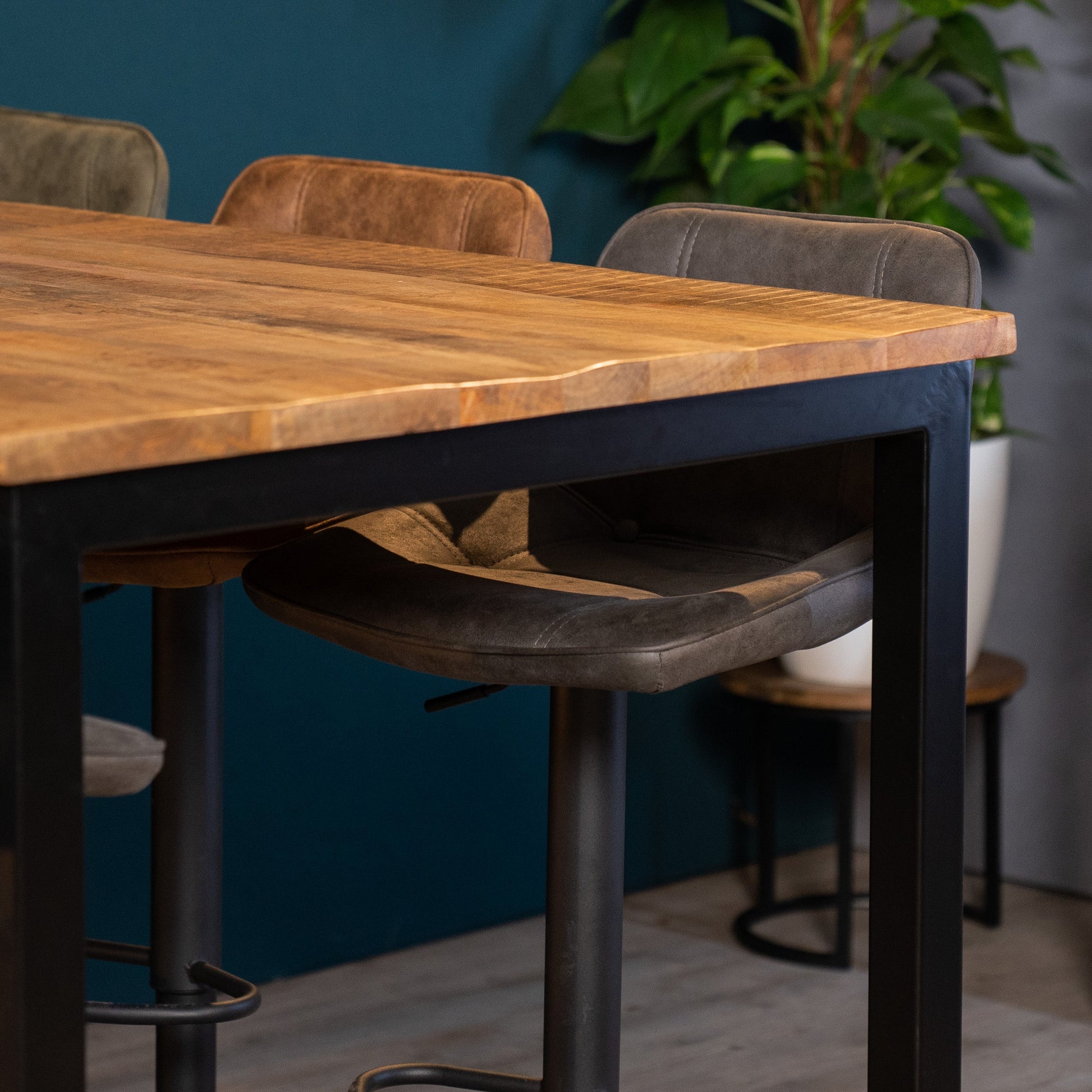 barkruk ezra aan bartafel booij