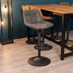 barkruk ezra aan eettafel booij