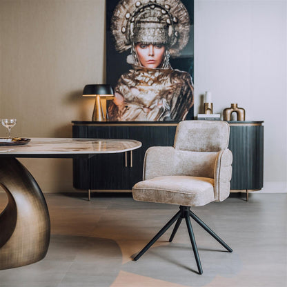 Eetkamerstoel Rumo beige stof magazijn leegverkoop, vooraanzicht in een interieur