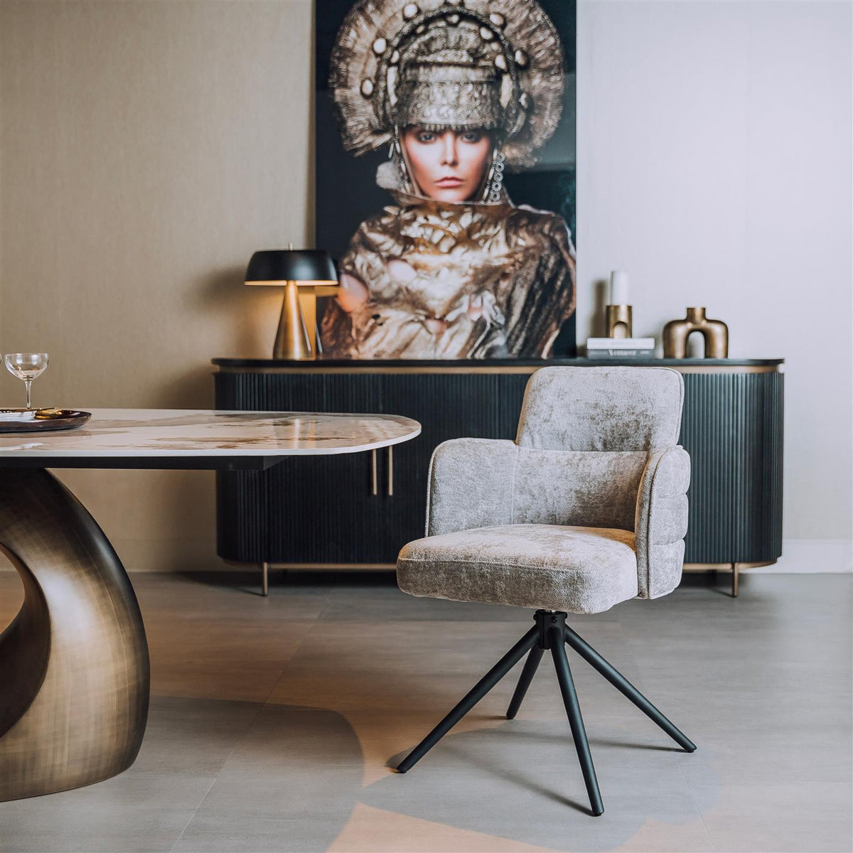 Eetkamerstoel Rumo grijs stof in een interieur