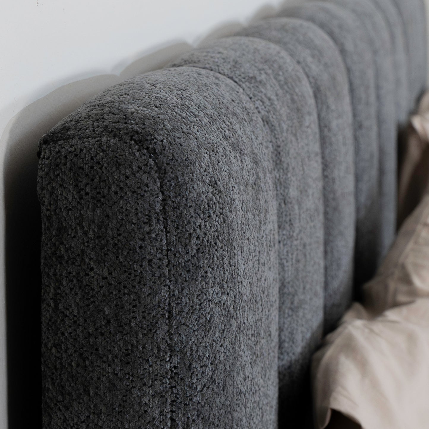 Bed Ella | Stof Grijs | Inclusief Matras & Topper