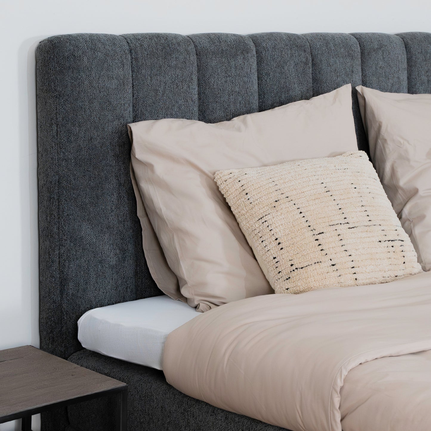 Bed Ella | Stof Grijs | Inclusief Matras & Topper