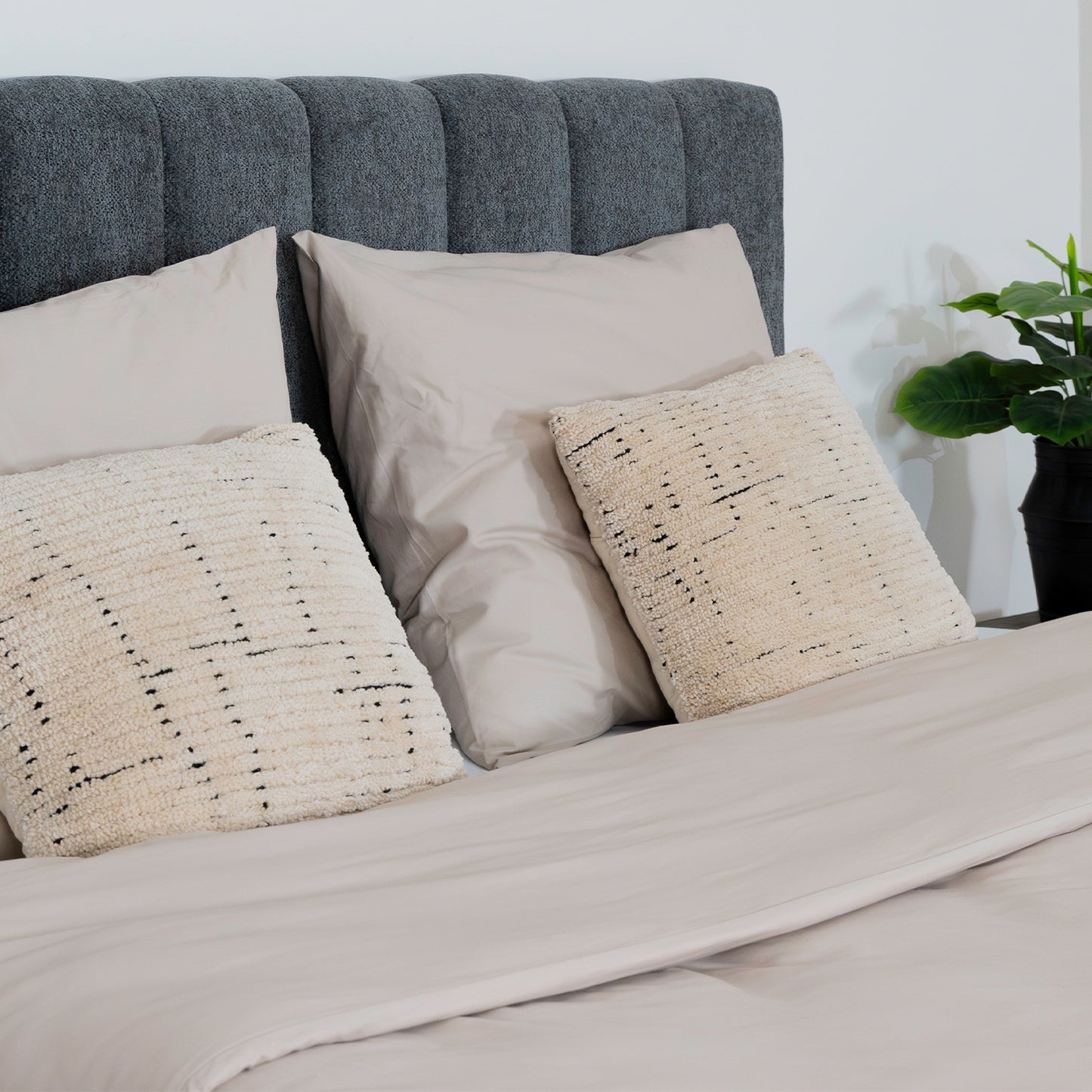 Bed Ella | Stof Grijs | Inclusief Matras & Topper