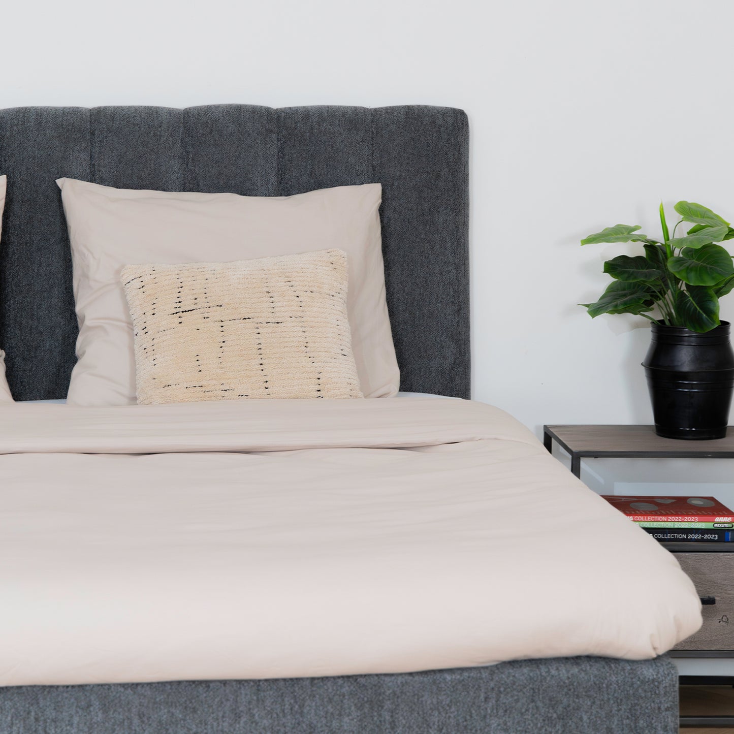 Bed Ella | Stof Grijs | Inclusief Matras & Topper