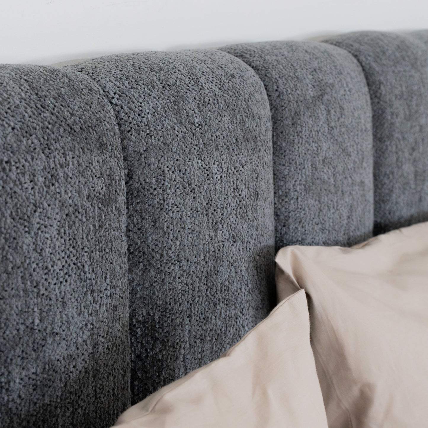 Bed Ella | Stof Grijs | Inclusief Matras & Topper