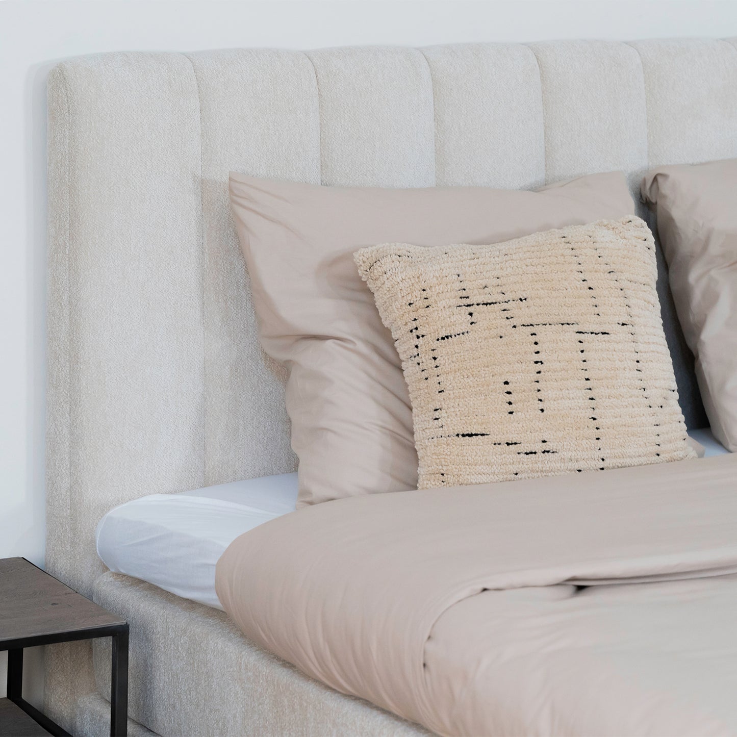 Bed Ella | Stof Beige | Inclusief Matras & Topper