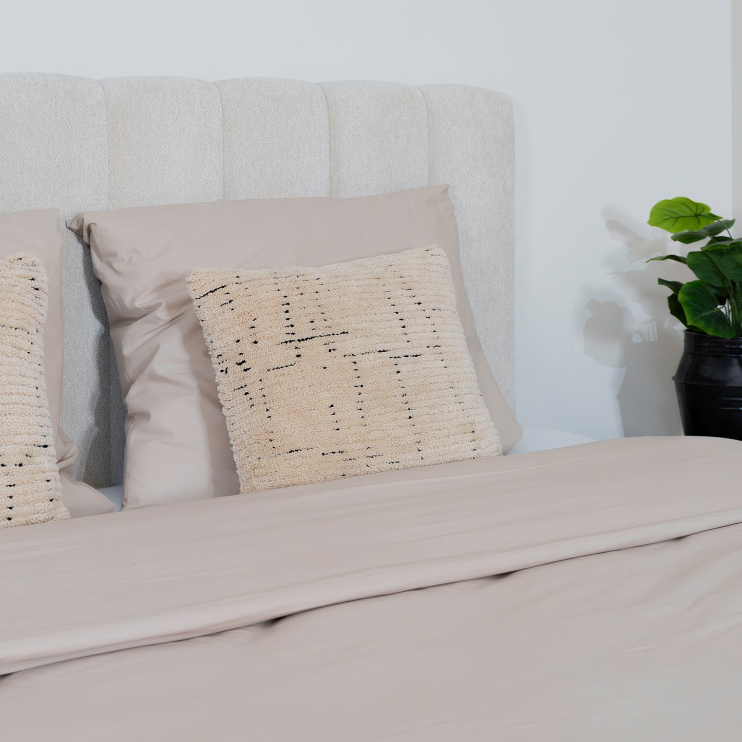 Bed Ella | Stof Beige | Inclusief Matras & Topper