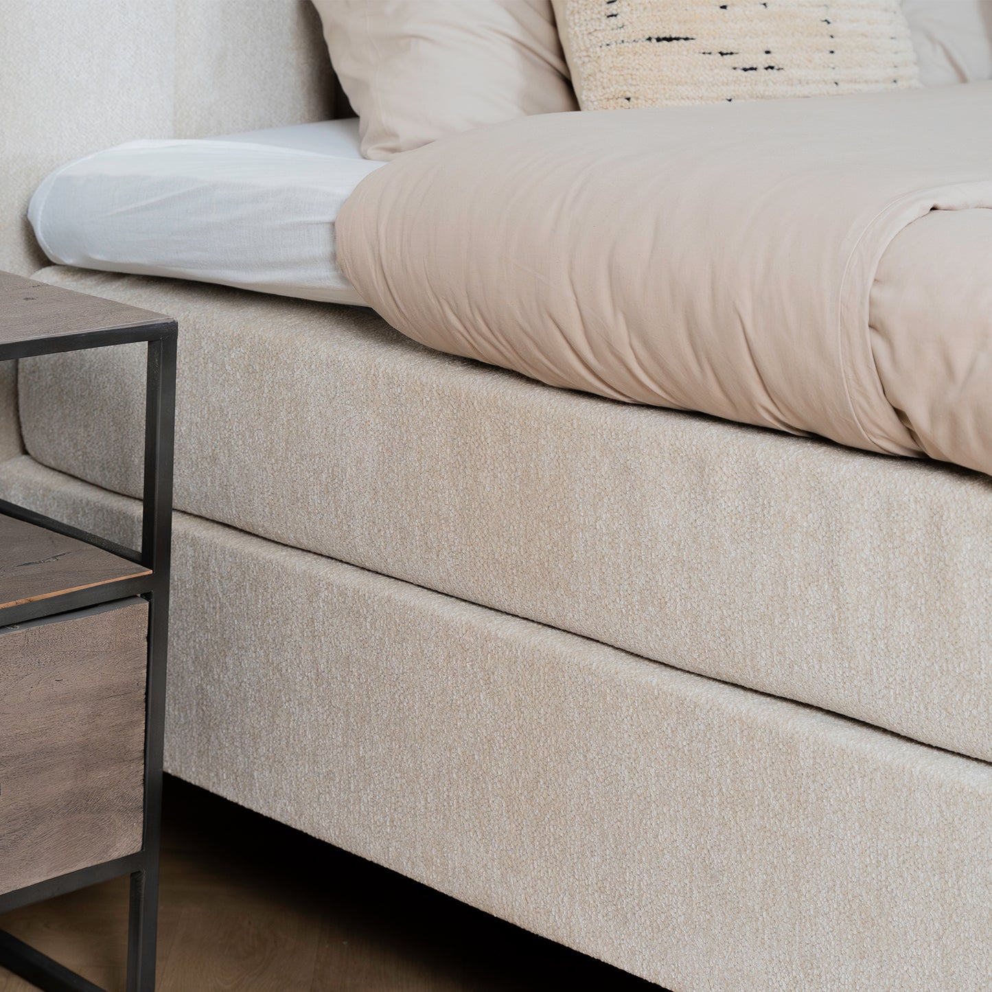 Bed Ella | Stof Beige | Inclusief Matras & Topper