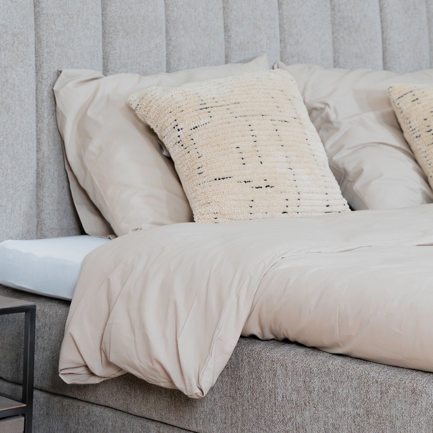 Bed Ella | Stof Taupe | Inclusief Matras & Topper
