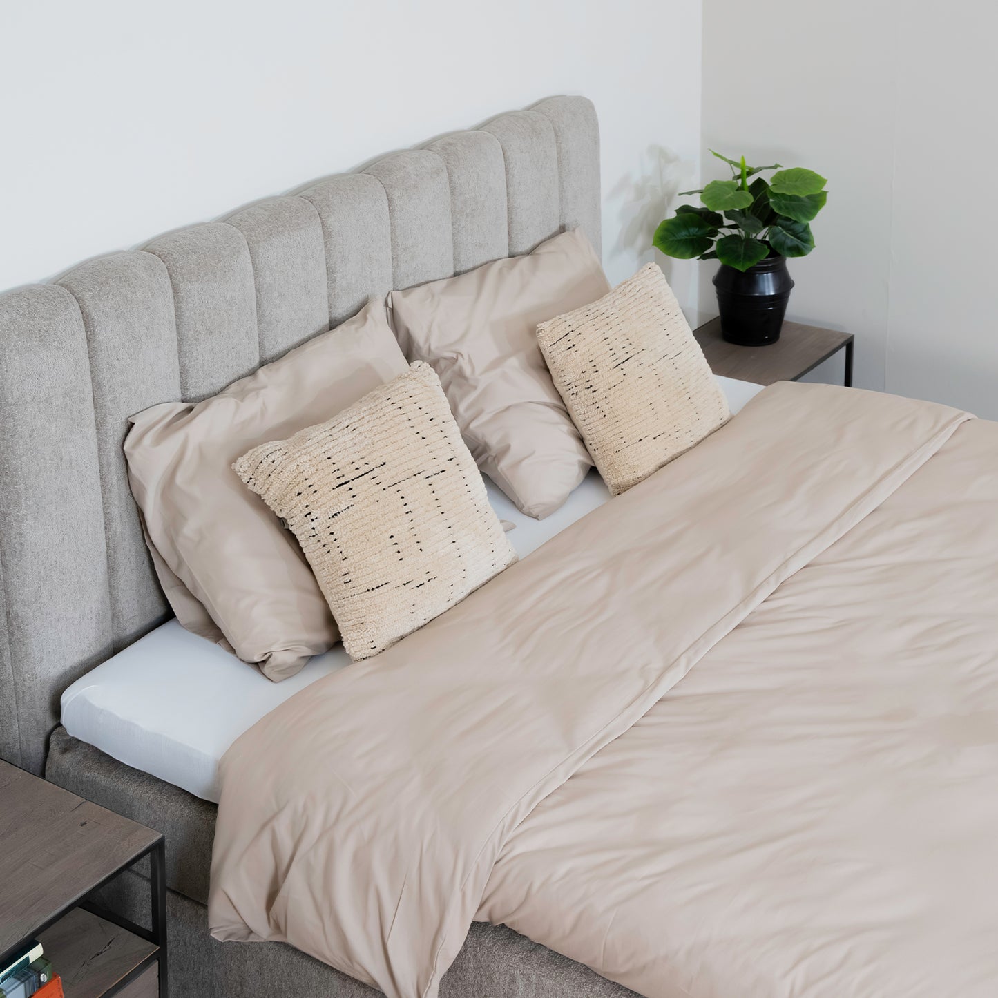 Bed Ella | Stof Taupe | Inclusief Matras & Topper