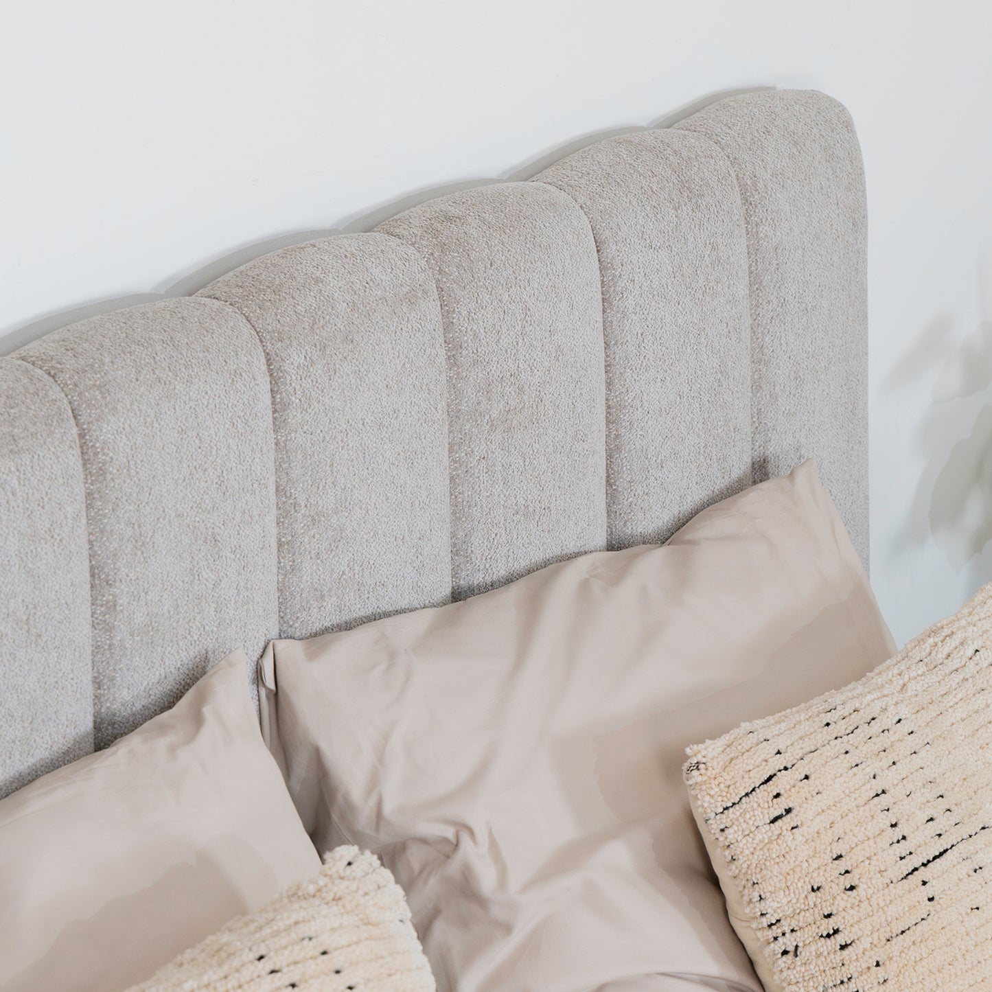 Bed Ella | Stof Taupe | Inclusief Matras & Topper