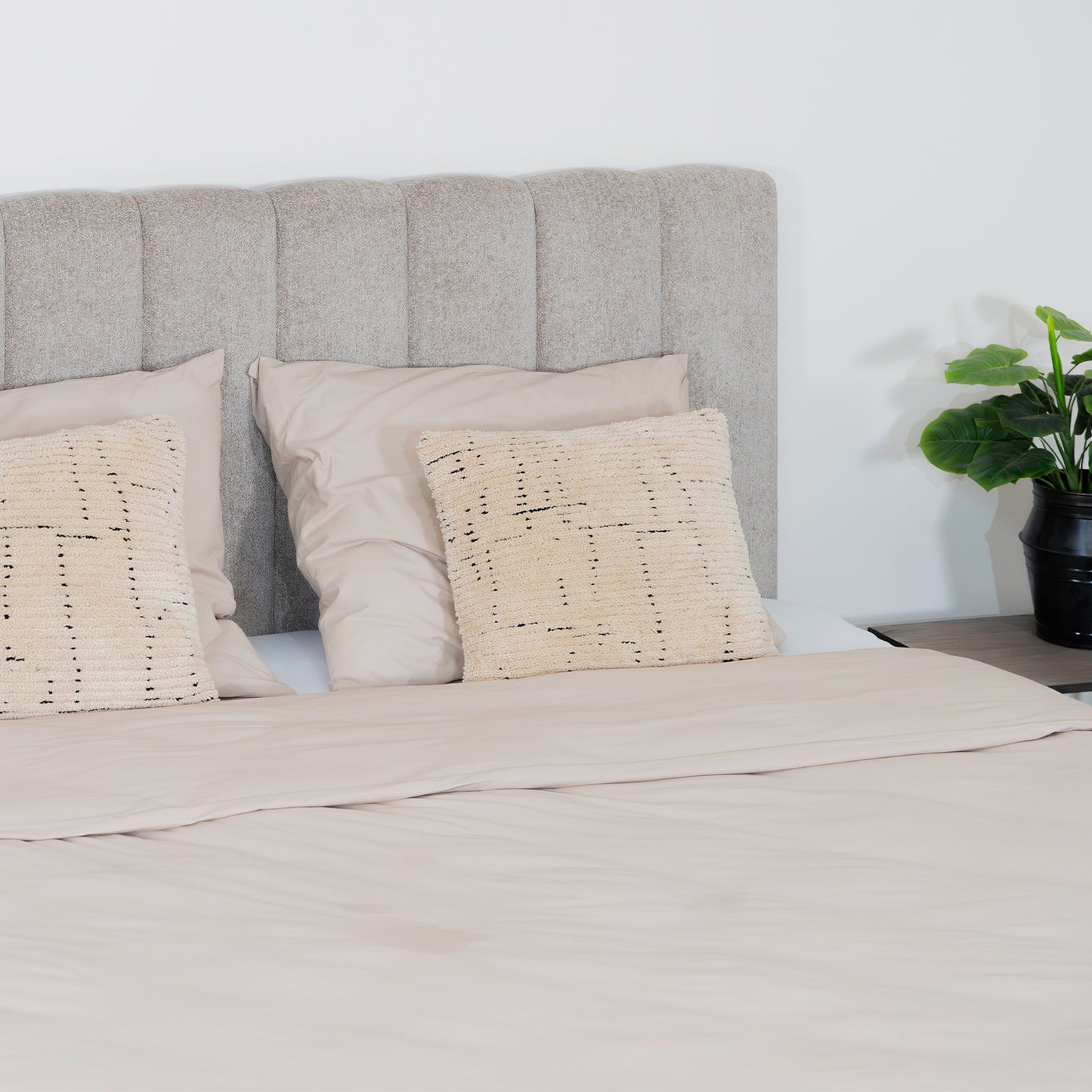 Bed Ella | Stof Taupe | Inclusief Matras & Topper