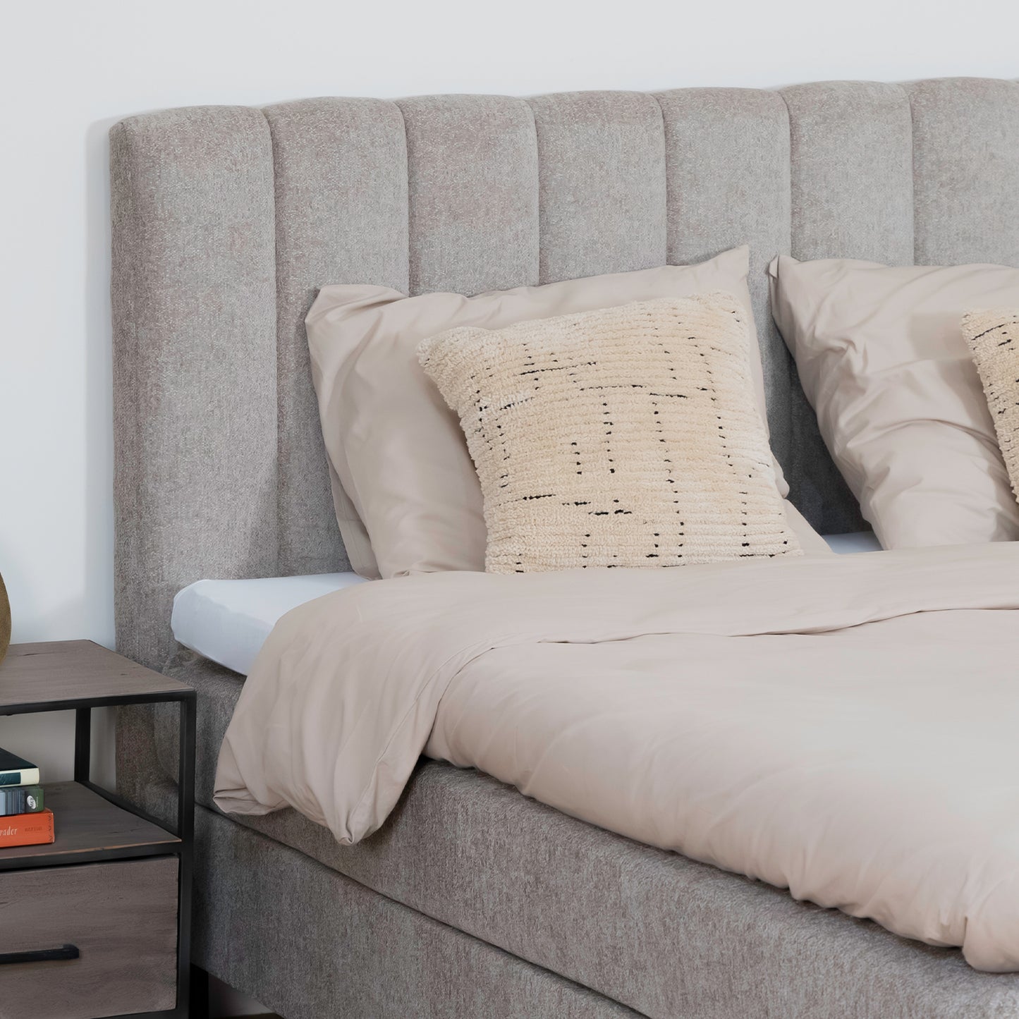 Bed Ella | Stof Taupe | Inclusief Matras & Topper