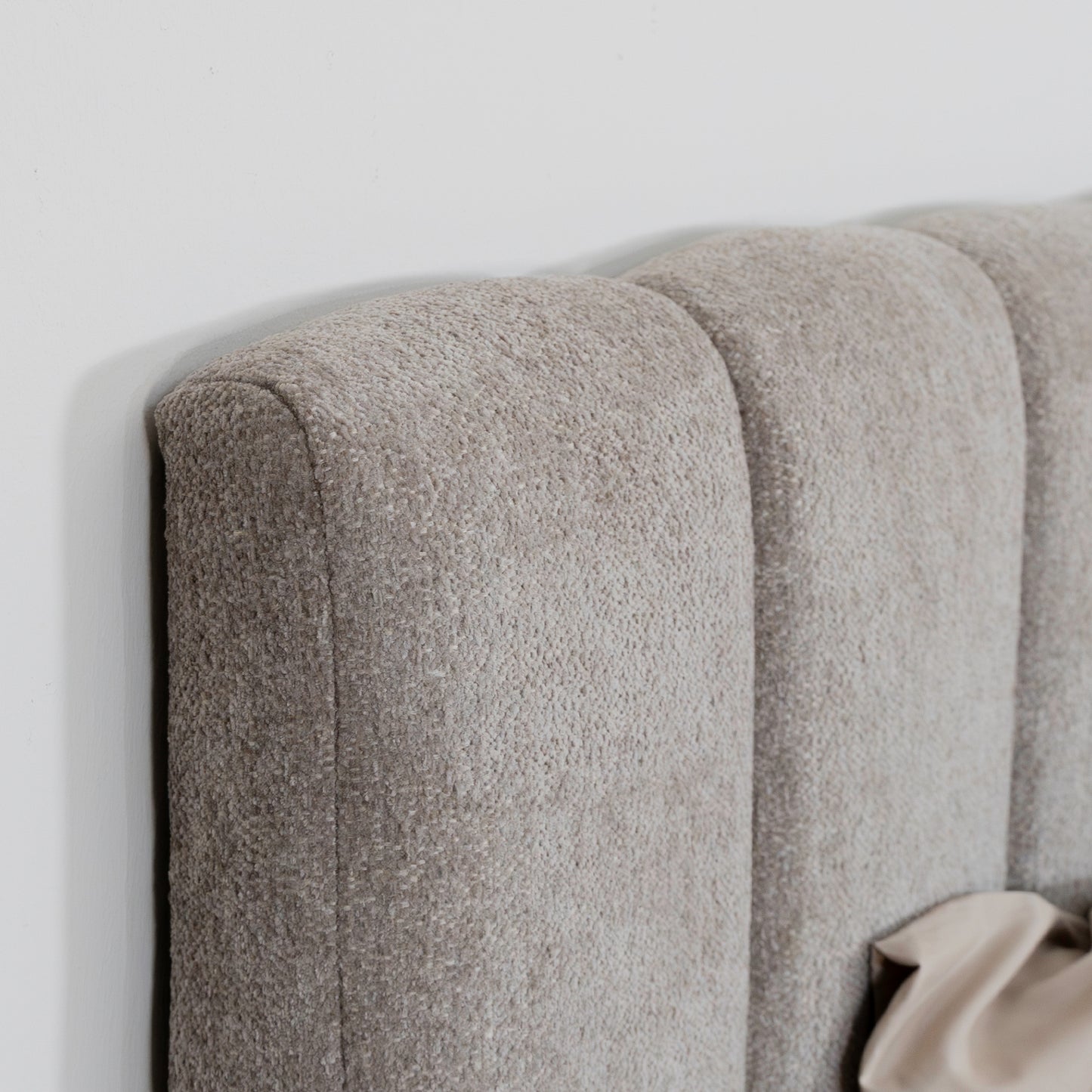 Bed Ella | Stof Taupe | Inclusief Matras & Topper