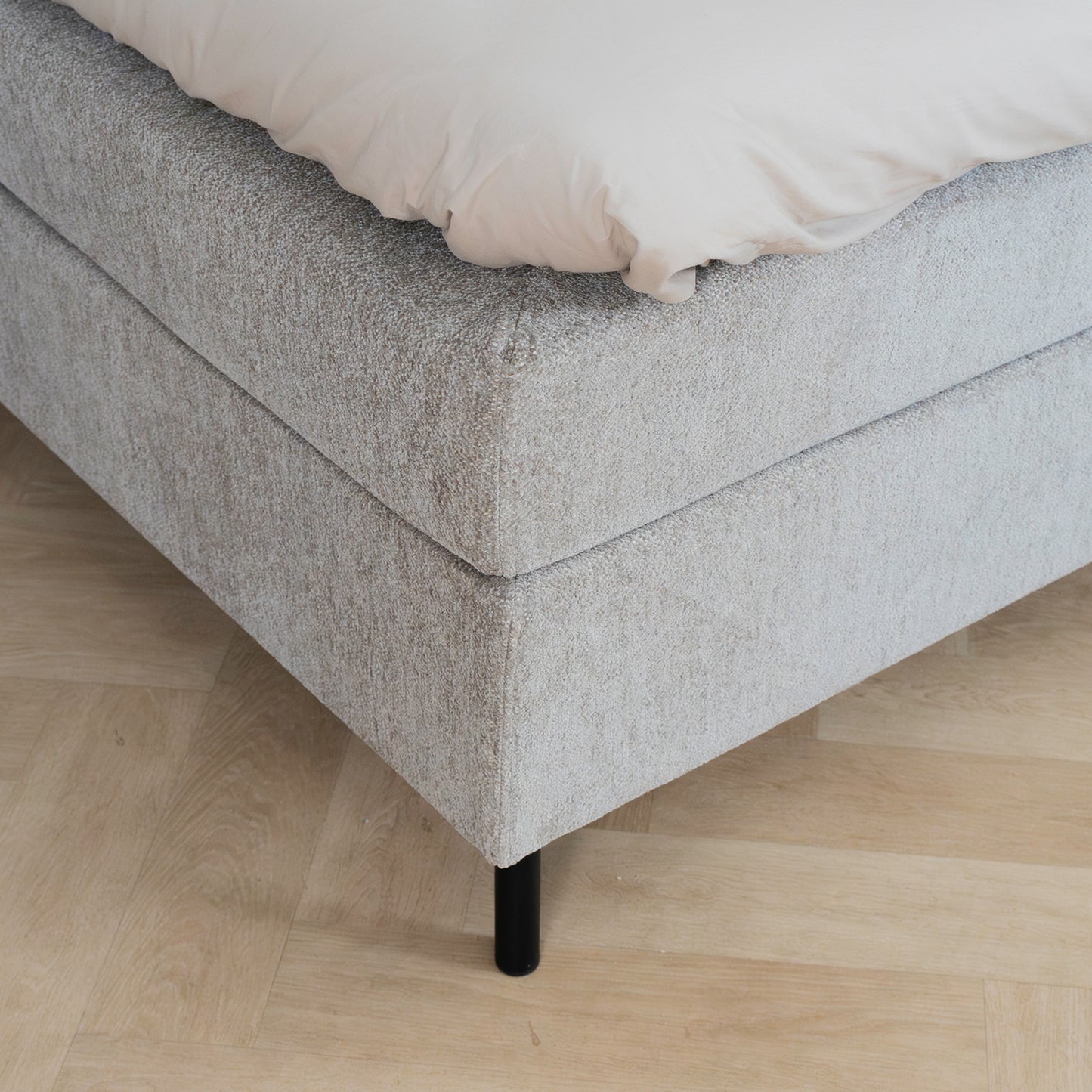 Bed Ella | Stof Taupe | Inclusief Matras & Topper