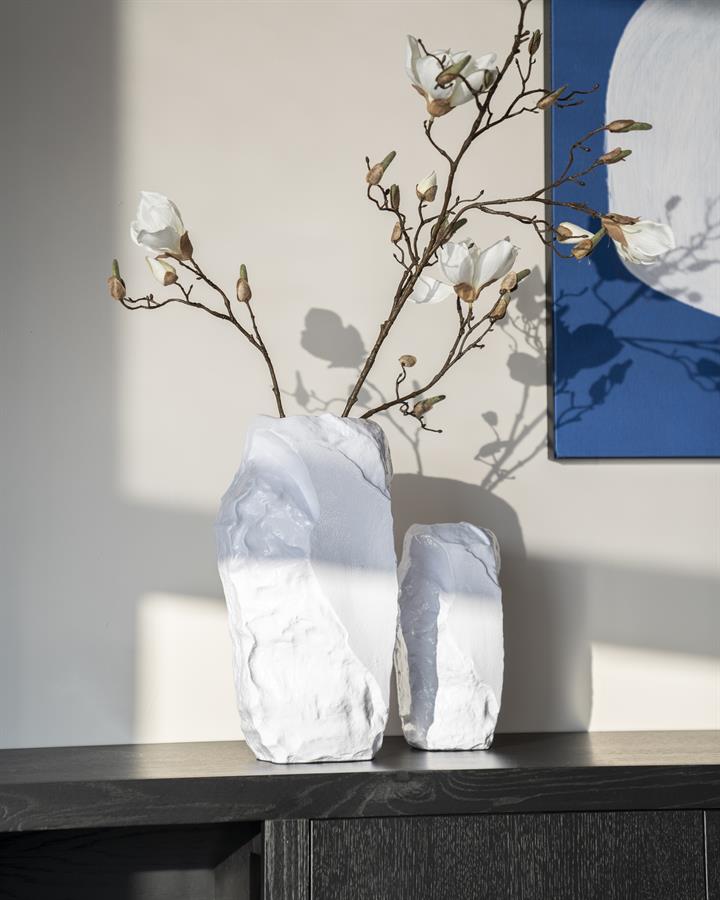Vaas & Pot Pedra wit aluminium in een interieur