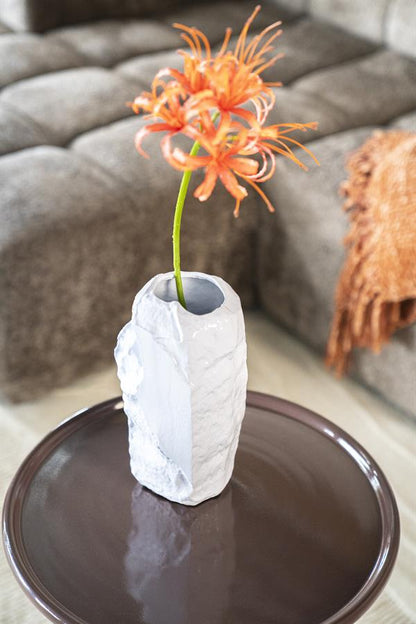 Vaas & Pot Pedra wit aluminium in een interieur