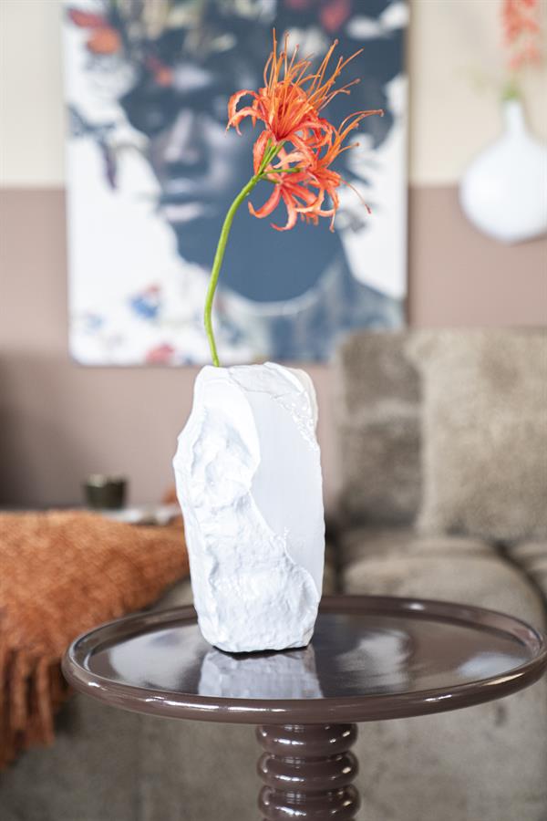 Vaas & Pot Pedra wit aluminium in een interieur