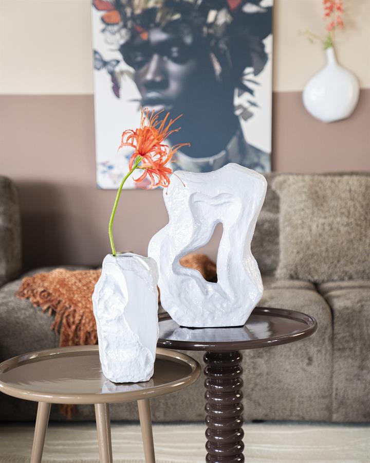 Vaas & Pot Pedra wit aluminium in een interieur