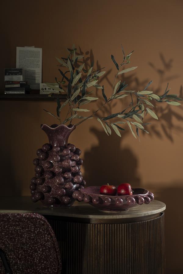 Vaas Viro rood aardewerk in een interieur