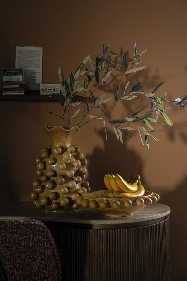 Vaas Viro geel aardewerk in een interieur