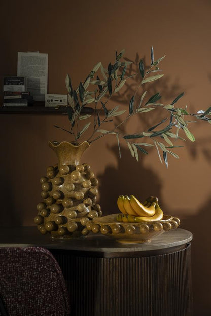 Schaal Viro geel aardewerk in een interieur