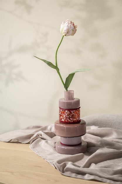 Vaas Golas rood glas in een interieur