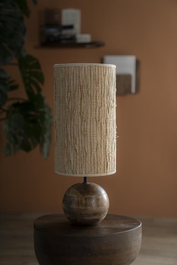 Tafellamp Gadja naturel hout klein, vooraanzicht in een interieur