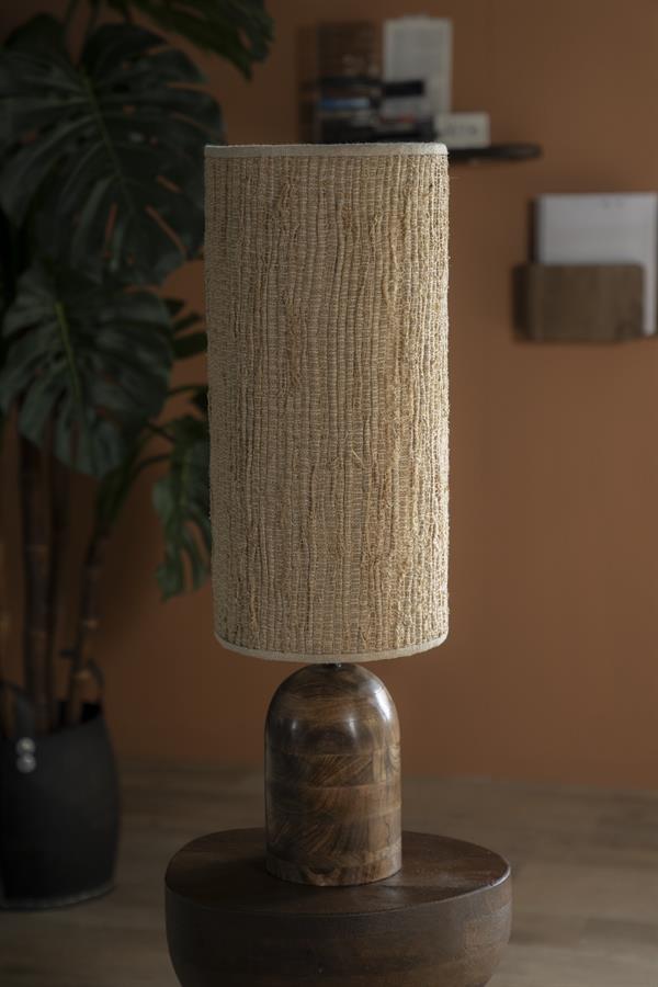 Tafellamp Gadja naturel hout groot, vooraanzicht in een interieur