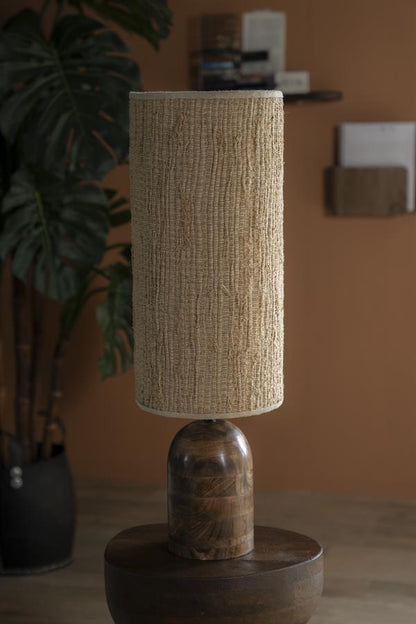 Tafellamp Gadja naturel hout groot, vooraanzicht in een interieur