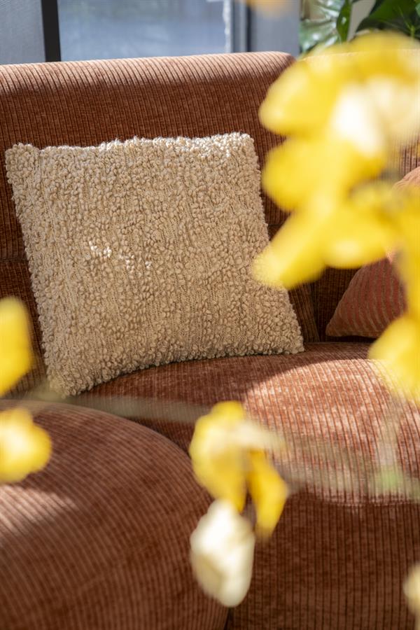 Sierkussen Vista beige stof, vooraanzicht in een interieur