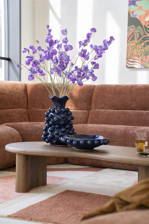 Vaas Viro blauw aardewerk in een interieur