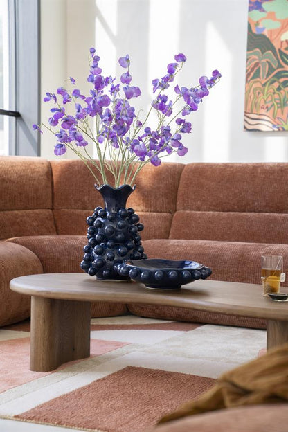 Vaas Viro blauw aardewerk in een interieur