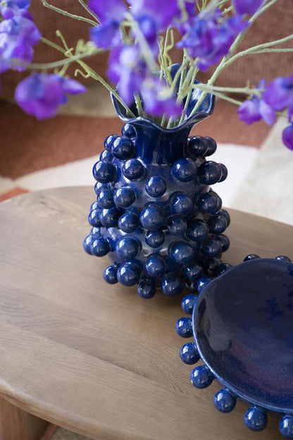 Vaas Viro blauw aardewerk in een interieur