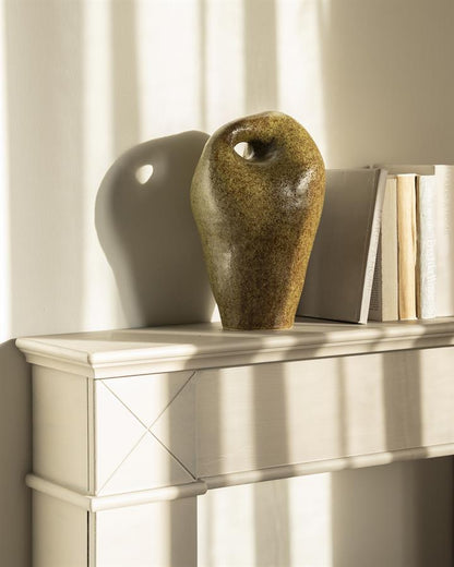 Woonaccessoire Mendi groen aardewerk 33,5 cm in een interieur