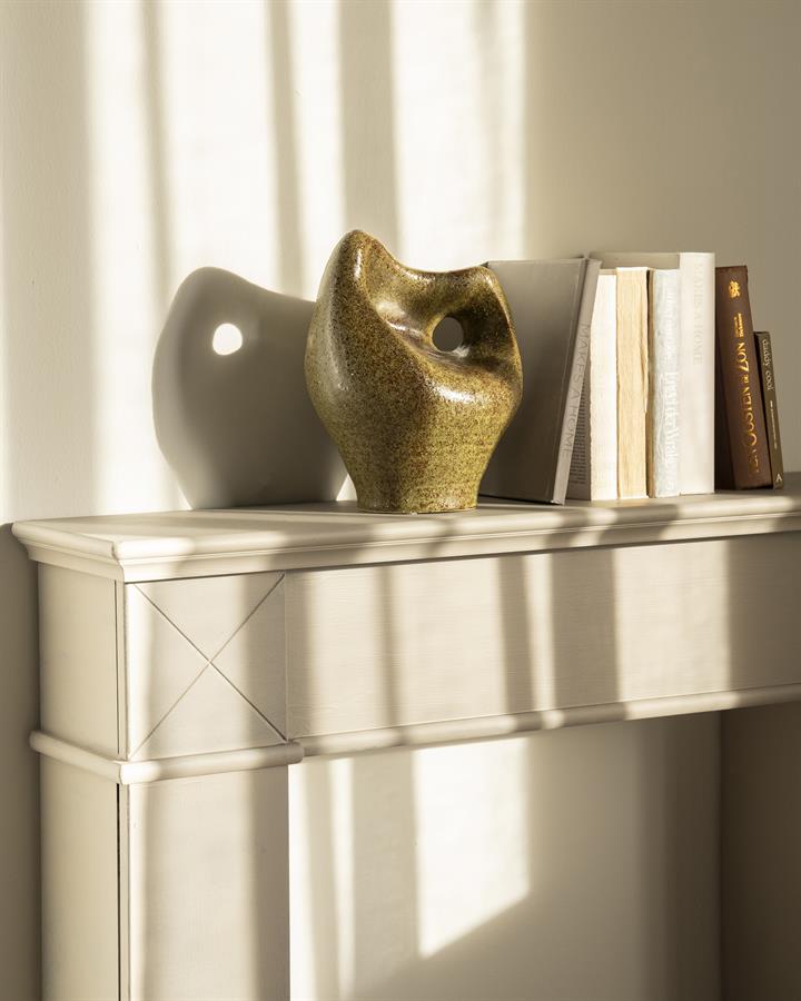 Vaas Mendi groen aardewerk 26,5 cm in een interieur