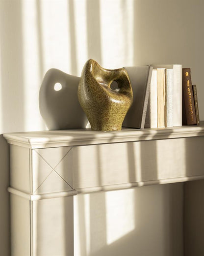 Vaas Mendi groen aardewerk 26,5 cm in een interieur