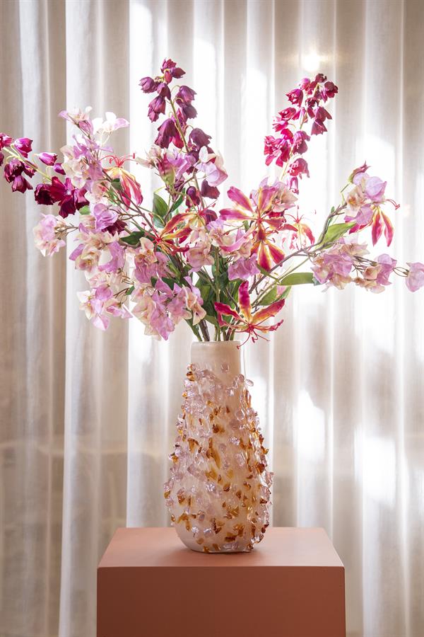 Vaas & Pot Quartz roze glas in een interieur