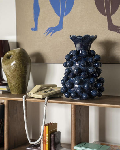 Vaas Viro blauw aardewerk in een interieur