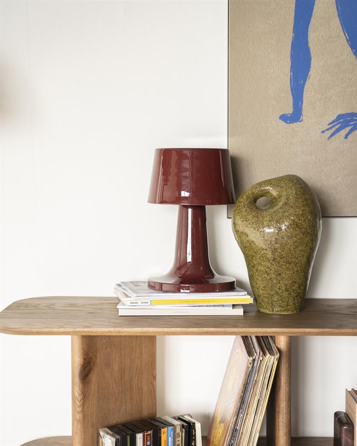 Tafellamp Alvo rood ijzer in een interieur