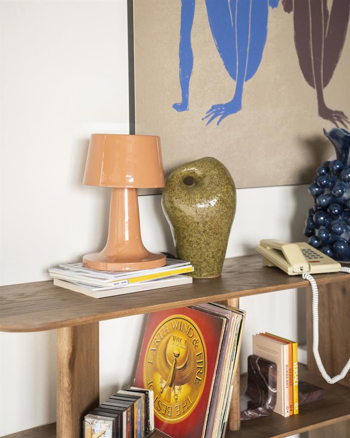 Tafellamp Alvo oranje ijzer in een interieur
