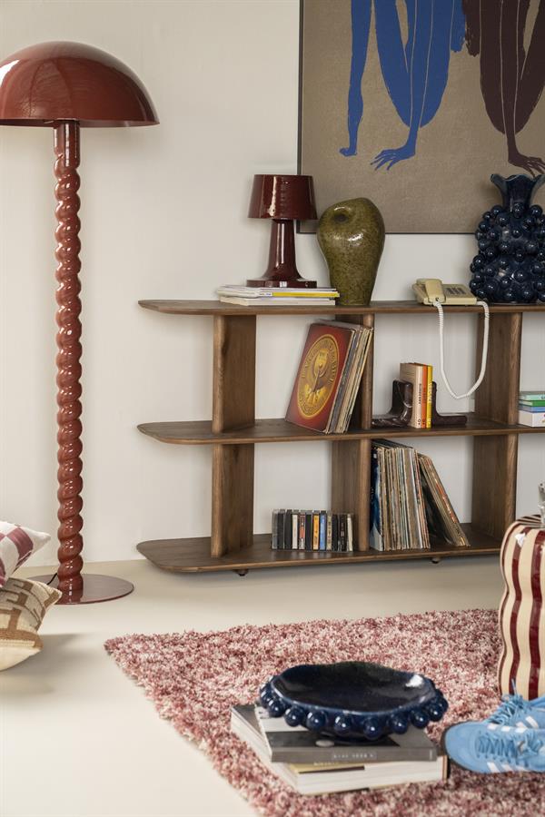 Tafellamp Alvo rood ijzer in een interieur