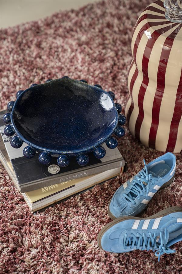 Schaal Viro blauw aardewerk in een interieur
