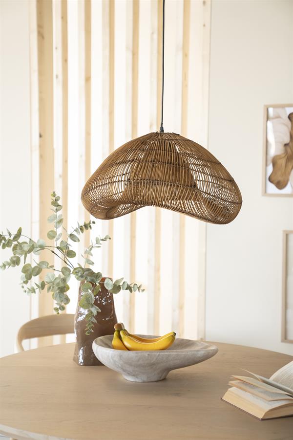 Hanglamp Lunar bruin metaal, schuin vooraanzicht in een interieur