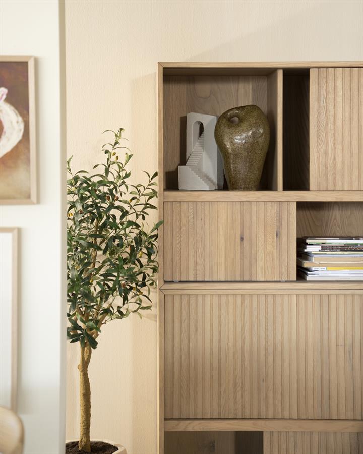Woonaccessoire Mendi groen aardewerk 33,5 cm in een interieur