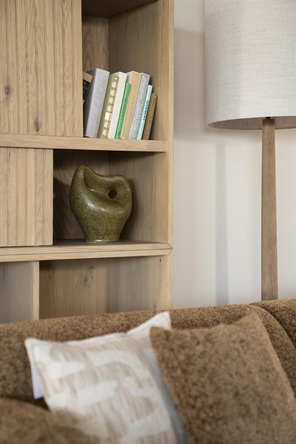 Vaas Mendi groen aardewerk 26,5 cm in een interieur
