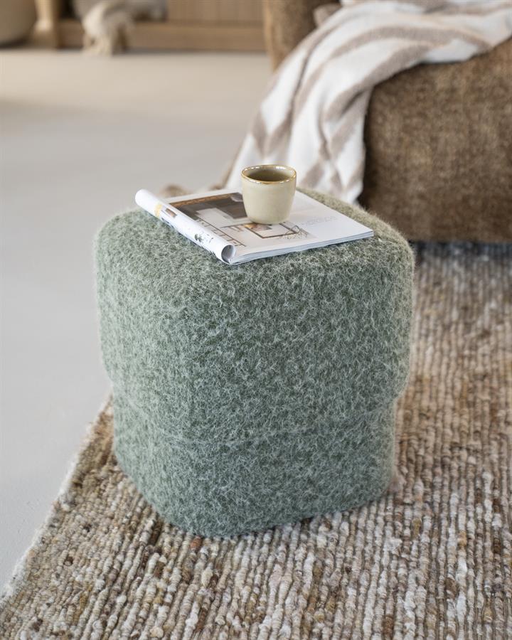 Poef Kelso | Groen Polyester — Zijaanzicht - sfeer