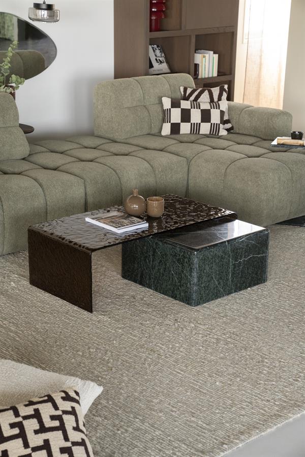 Salontafel Ripple bruin glas, schuin vooraanzicht in een interieur