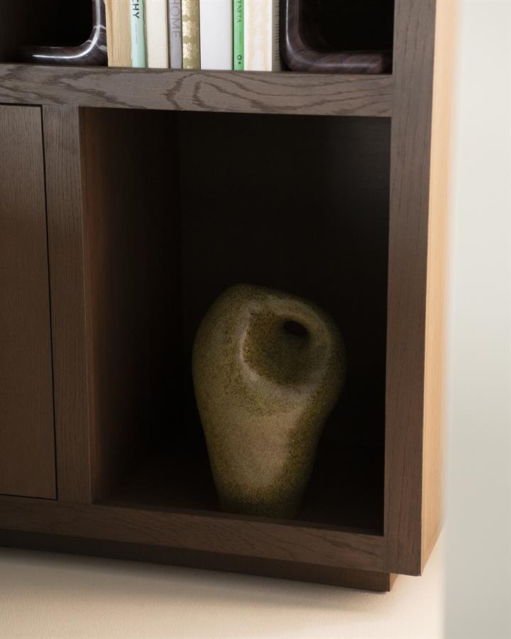 Woonaccessoire Mendi groen aardewerk 33,5 cm in een interieur