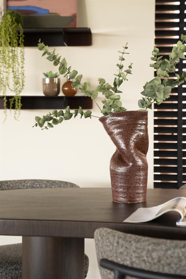 Vaas & Pot Songa rood aardewerk in een interieur